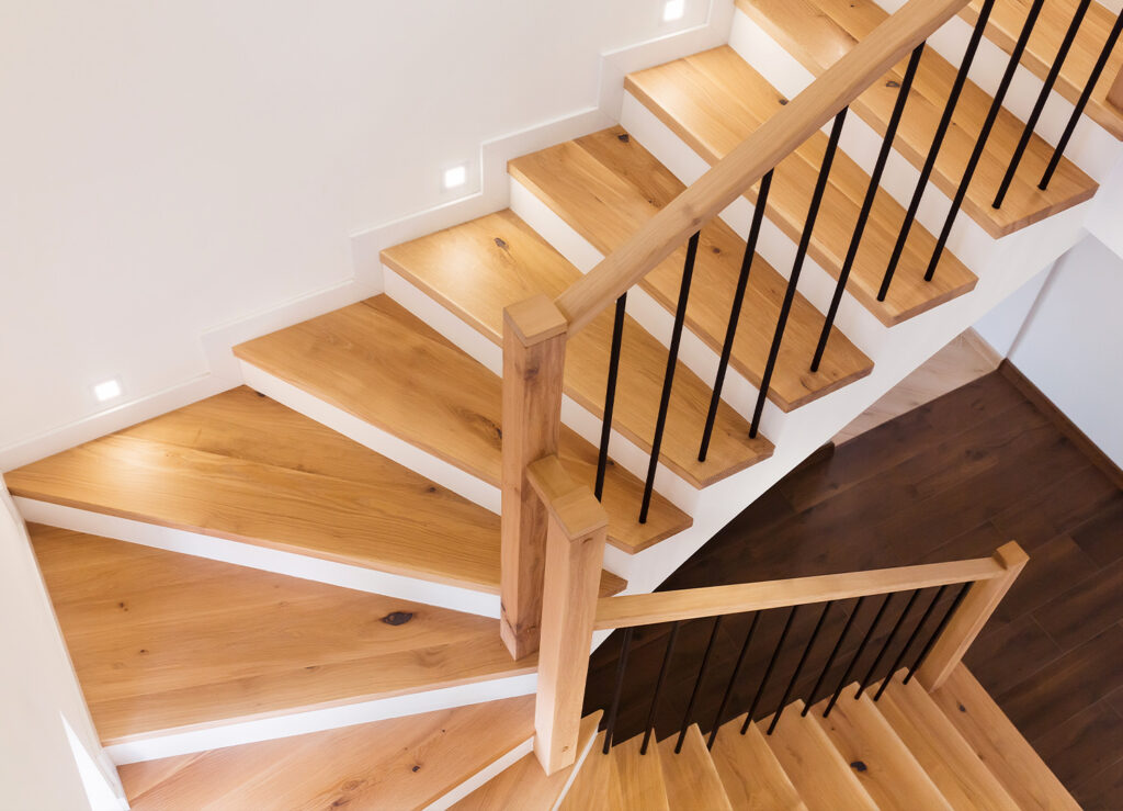 Holztreppe in einem Objekt in der Bergstraße
